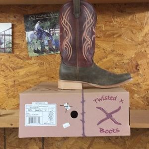 Twisted x men’s hooey red bomber size 8 D